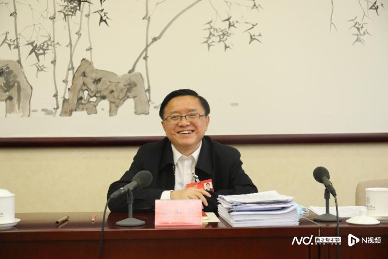 两会热点：应对AI挑战，保障劳动者权益，两会聚焦：AI浪潮下劳动者权益保障新动向