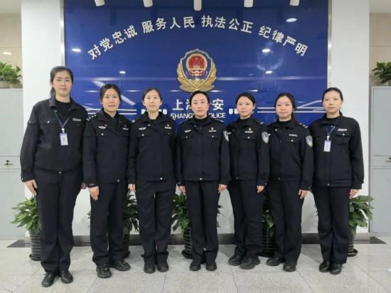 顾村派出所综合窗口：服务群众的巾帼担当