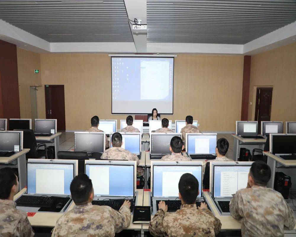 某基地“兴趣班”：官兵全面发展的新舞台，周末不闲着！官兵在基地兴趣班绽放光彩