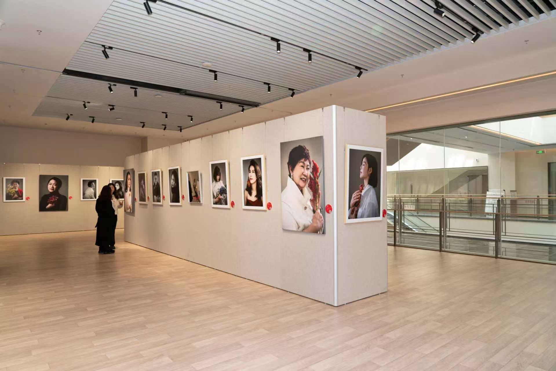 免费展览来袭！“照见·珠海女性群像展”邀您见证女性力量，定格珠海女性风采，“照见”群像展启幕