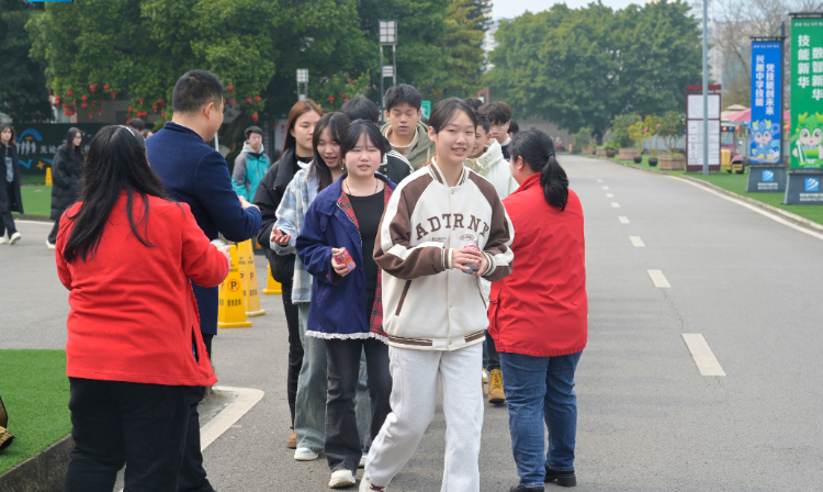 送考仪式：新华技工学校助力学子迎战高职分类考试，新华技工学校送考：毕业学子踏上逐梦之旅