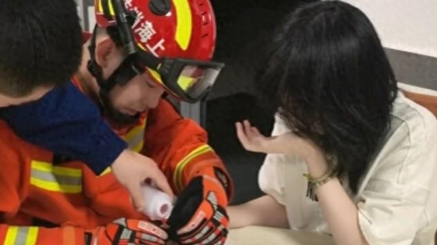 大学生手工遇险，消防“卸甲油魔法”解困局