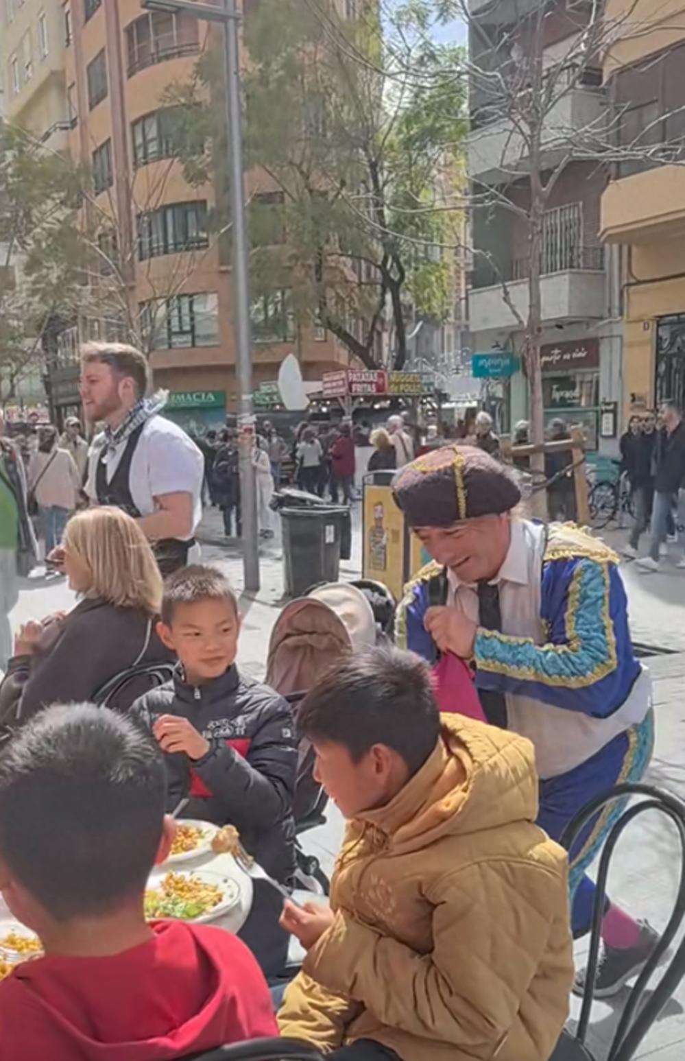 林丹奔赴西班牙与妻儿相聚，小羽适应新环境超棒！