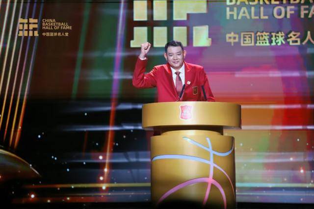 九位篮坛传奇闪耀2024中国篮球名人堂入堂仪式，“逍遥王”巩晓彬压轴登场