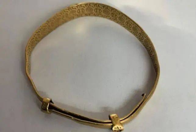 石之玉捡到30克大金镯，用行动诠释拾金不昧，路上捡到金镯子，这位小学生的做法太赞了