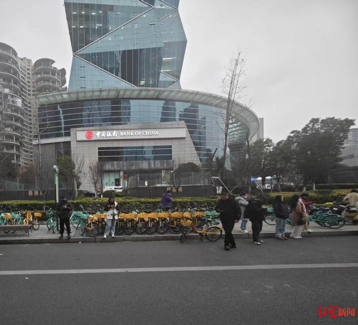 成都公交站新变化：候车区的升级之旅，成都公交站升级：候车有了“自留地”