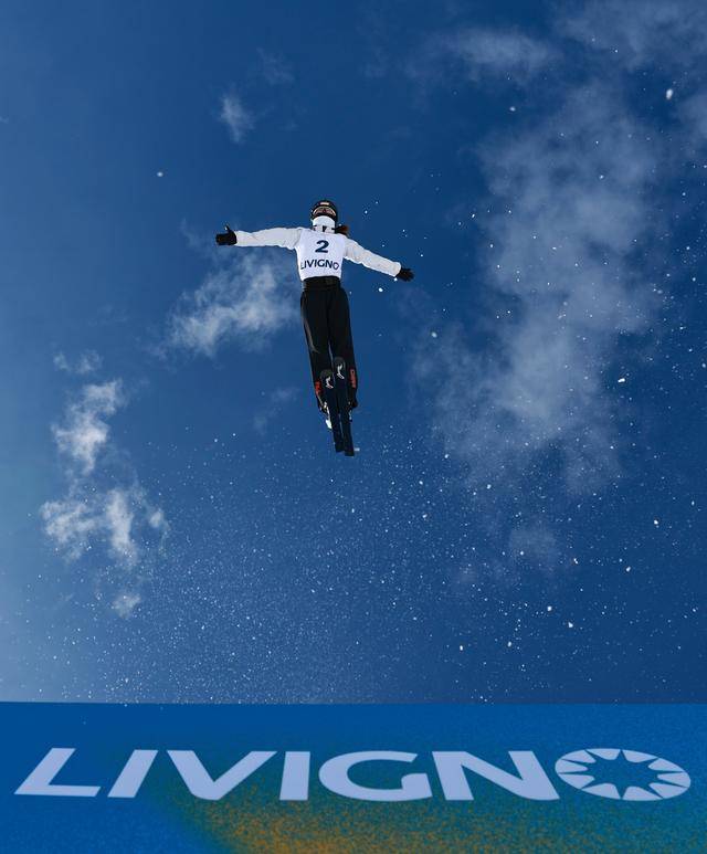 聚焦利维尼奥！中国自由式滑雪空中技巧队为世界杯全力冲刺，齐广璞、徐梦桃领衔！中国自由式滑雪队意大利备战世界杯