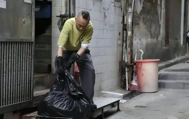 揭秘！众多TVB艺人转行做副业的背后故事，TVB艺人百态：梁珈咏摆摊，沈震轩开网约车，他们何去何从？