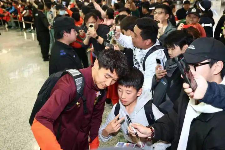 国足结束客场征程抵杭，球迷不离不弃，主场望创佳绩！，世预赛国足归来，杭州球迷翘首以盼，主场能否逆袭？