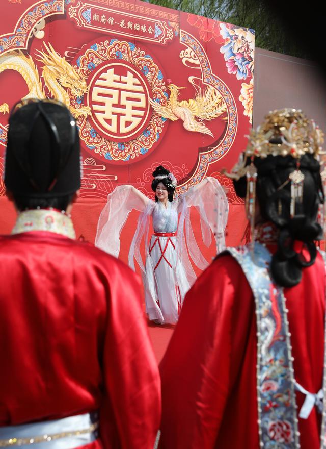 静安花朝节新国风婚礼，10对新人书写爱情传奇，浪漫花朝，10对新人花海中缔结白首之盟