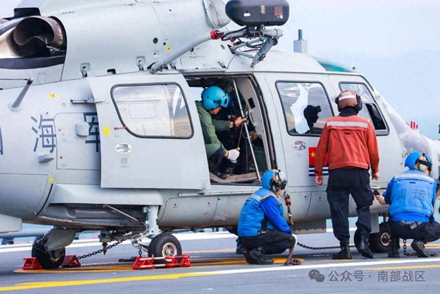 海军舰载航空兵联合山东舰，南海搜救演练展锋芒，南海舰机联合搜救演练：为生命争分夺秒