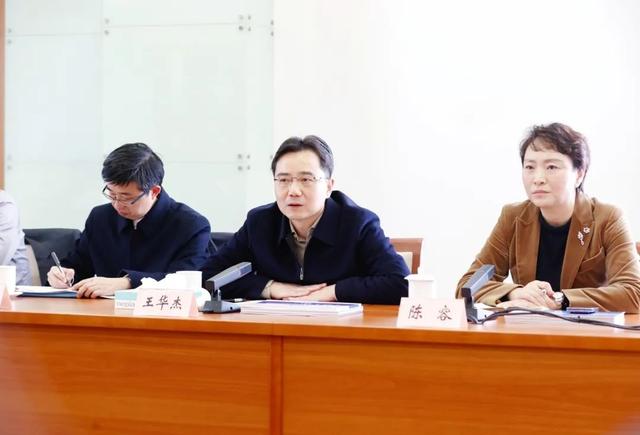 聚焦松江转型发展：领导干部的深度研讨，松江转型发展：领导干部共商攻坚突围