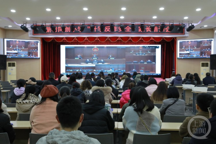 重庆近百所中小学“云端”共上反诈法治课，揭秘择校诈骗套路，突破传统！重庆创新“庭审直播 云端普法”守护校园法治