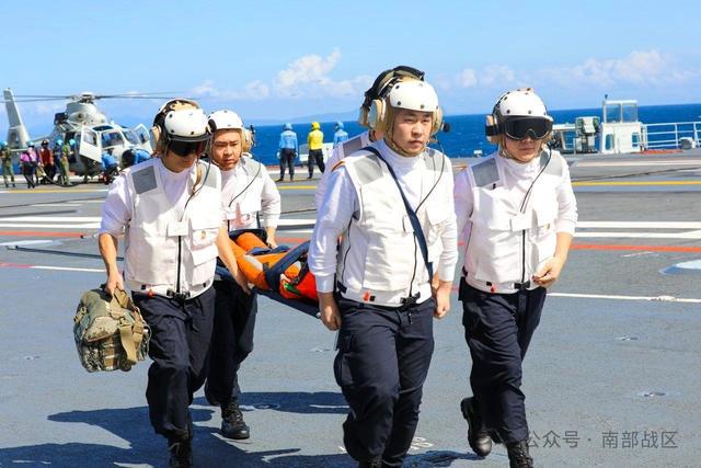 海军舰载航空兵联合山东舰，南海搜救演练展锋芒，南海舰机联合搜救演练：为生命争分夺秒