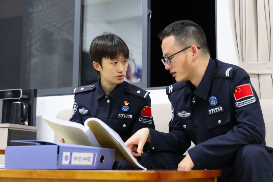 刘坤玥：解下装备救回轻生男子