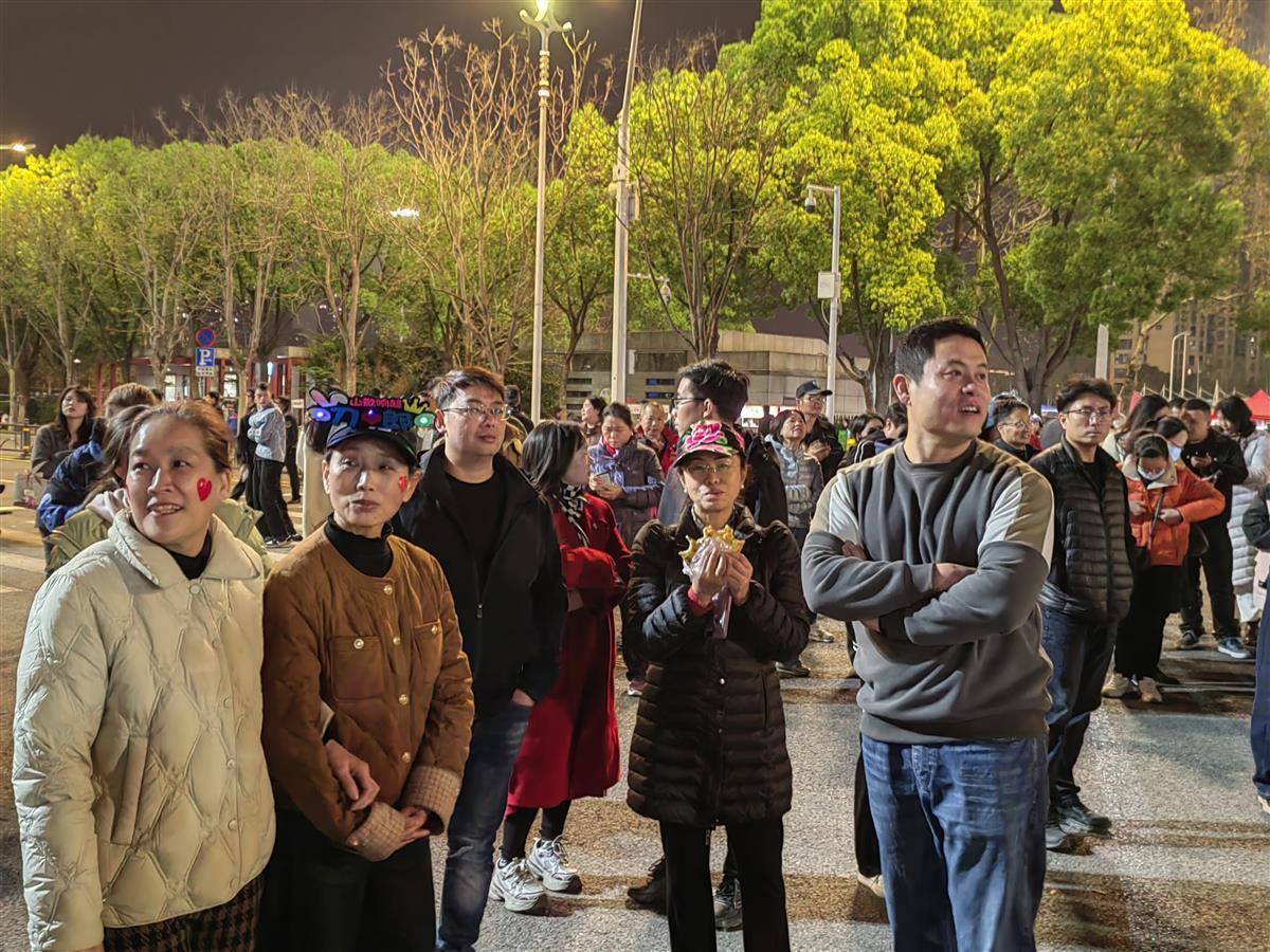刀郎武汉演唱会落幕，场外歌迷热情不减！