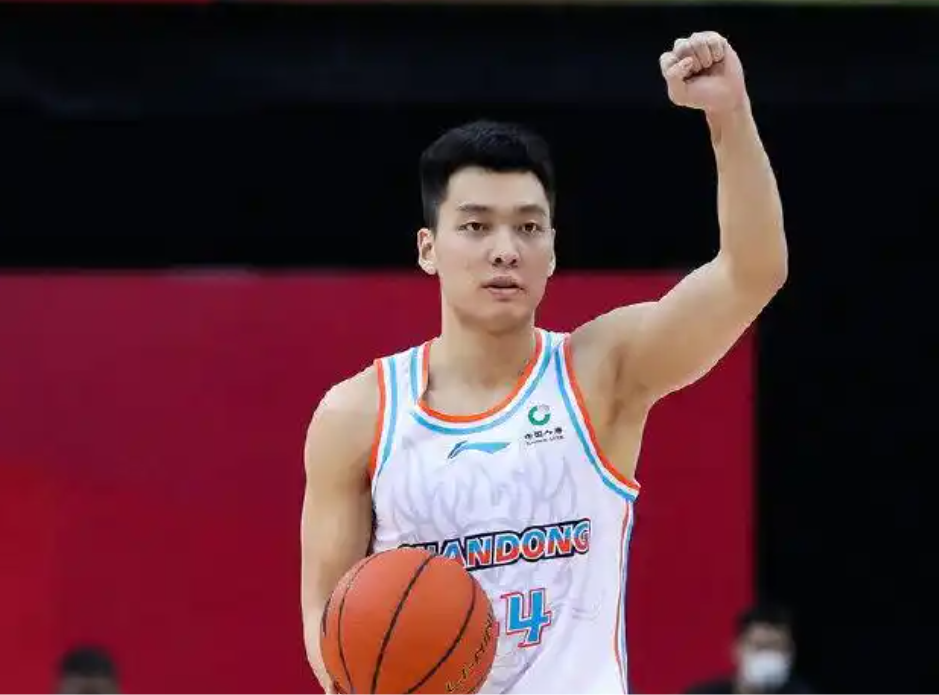山东男篮大胜江苏男篮，多将表现可圈可点 山东男篮狂胜江苏，部分球员闪耀赛场部分低迷