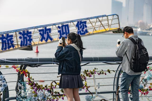 3月12日：青岛海滨雾气难挡游人热情，春日回暖，青岛浮山湾畔游人如织