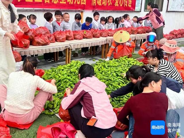 万宁：小朋友参与助农，辣椒免费送暖人心，万宁助农活动：童心传递爱心，免费送辣椒