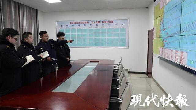 连云港赣榆区：冷空气大风下渔船回港避风，赣榆区渔船回港避风：应对大风大雾天气