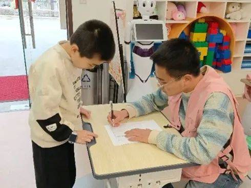 浮水印实验课：科学探索与公益温暖的交融 “可爱浮水印”公益课堂：让科学与公益之光闪耀