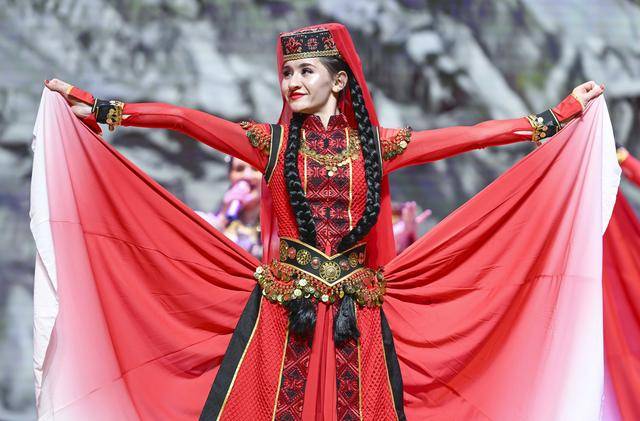 新疆塔县文工团：传承文化，助力旅游发展，新疆塔县文工团：文化传承与旅游舞台的璀璨之星