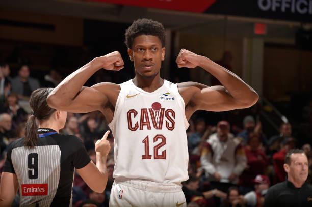 NBA赛场：骑士胜开拓者，亨特大放异彩 骑士险胜开拓者：亨特成关键先生