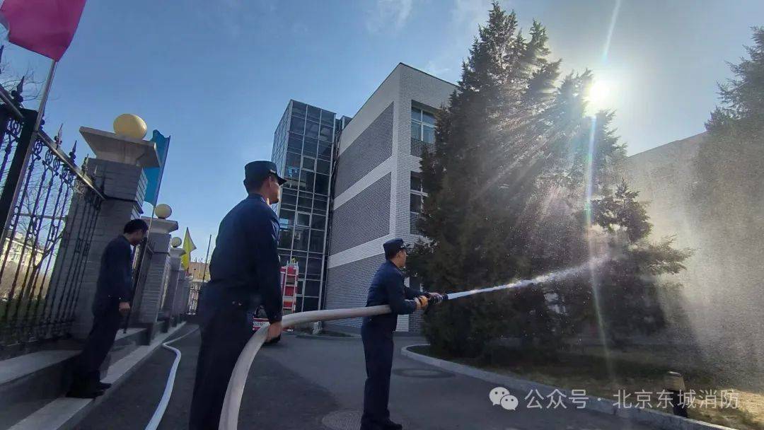 花粉季救星！消防员为学校除花粉获师生称赞