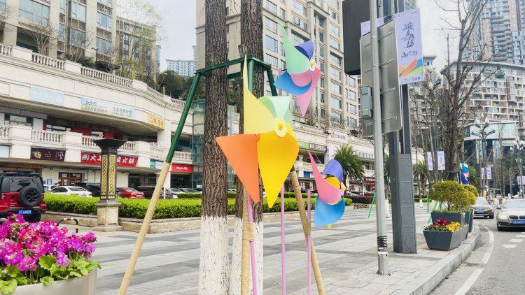 2025重庆女半马：风车装点赛道，浪漫开启运动之旅