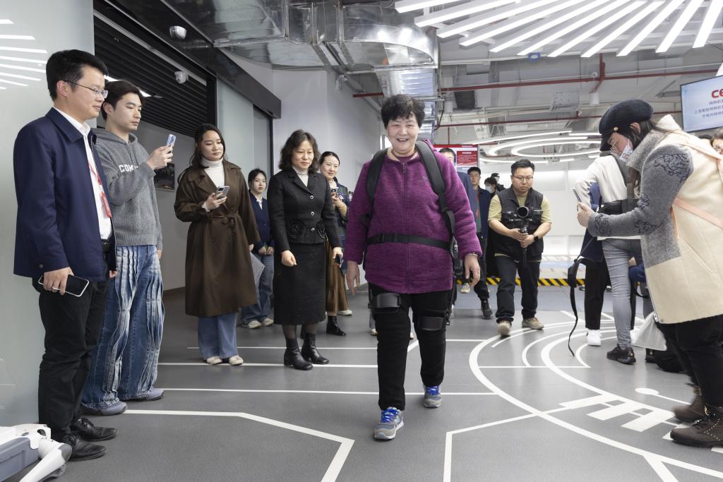 68岁老人亲测！白虹3.1外骨骼机器人开启助老新时代
