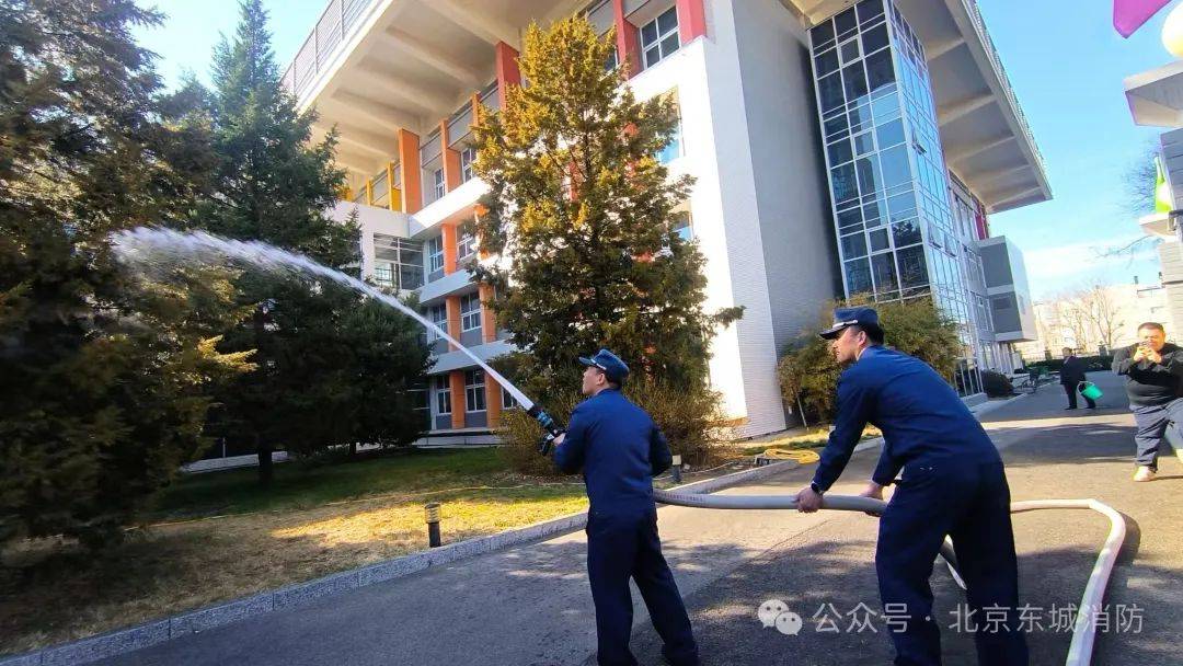 花粉季救星！消防员为学校除花粉获师生称赞
