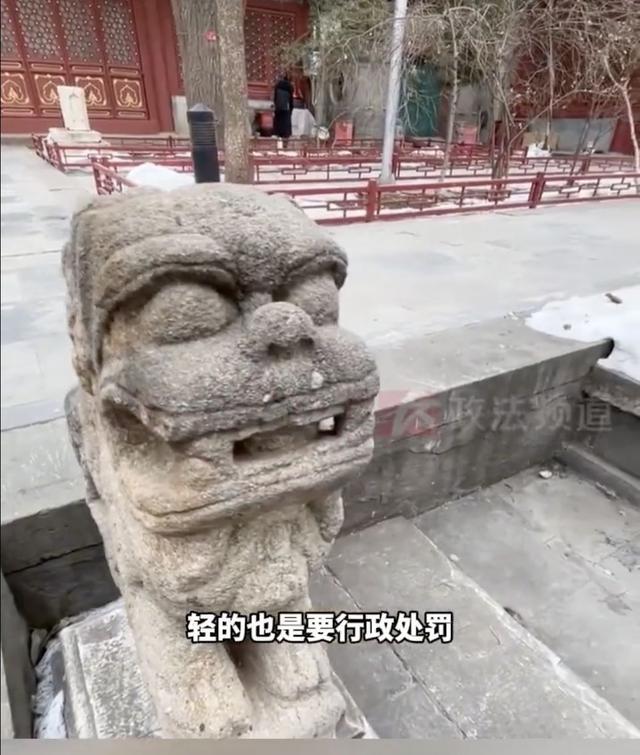 法源寺石狮子被推倒摔断，背后真相待解，法源寺石狮子遭游客毒手，案件侦办中
