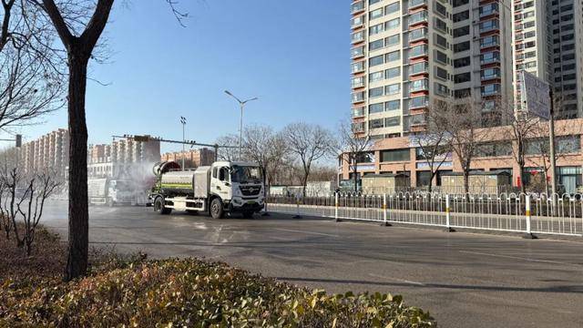 潞州区环卫中心开启路域整治，为城市道路“美颜”，潞州区环卫行动：让城市道路成为文明新名片