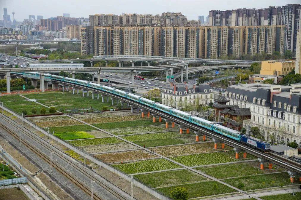 “银发专列”开启，春日经济焕新颜 银发旅游专列：春日经济新的增长点