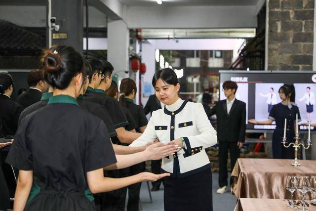 “东北亚长旅号”俄式美食文化课堂，为文旅人才培养添新彩 长春大学旅游学院“东北亚长旅号”俄式美食文化课堂开启美食文化盛宴