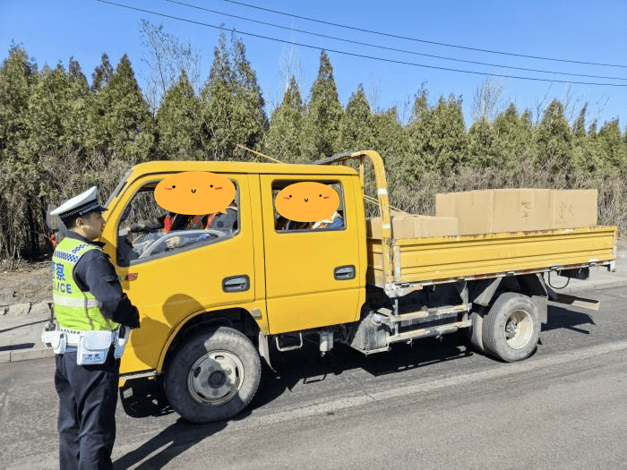 阳泉交警四大队整治务工车辆超员，约谈企业促安全