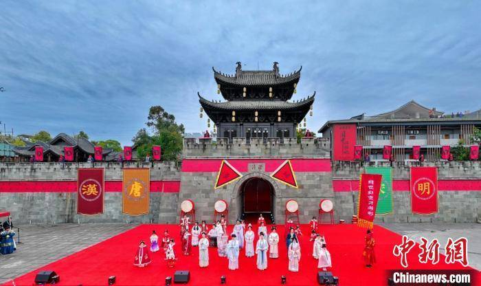 汉服纪助力，阆中向世界古城旅游目的地迈进 阆中汉服纪燃情开启，引领国潮文旅新风尚