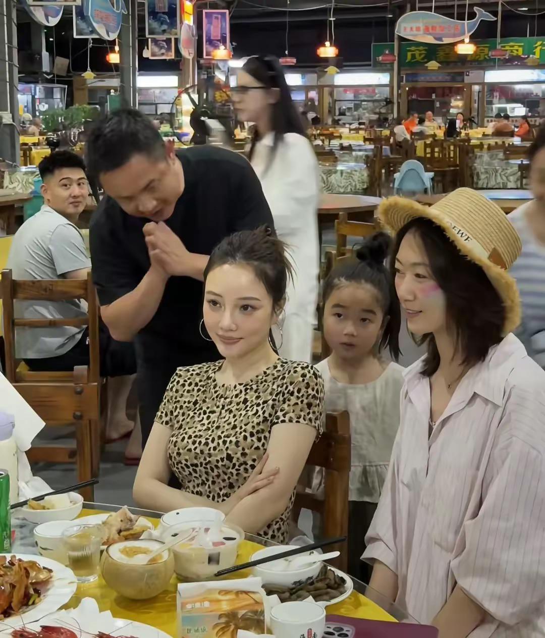 李小璐无视甜馨孤立风波，自顾自享受假期引争议，甜馨被孤立，李小璐却潇洒度假，母爱为何“缺席”？