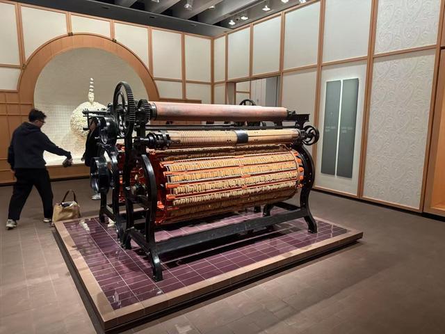 诺悠翩雅上海开百年首展，时尚之都如何续写品牌新故事？，上海魅力难挡！诺悠翩雅百年首展背后的消费新趋势
