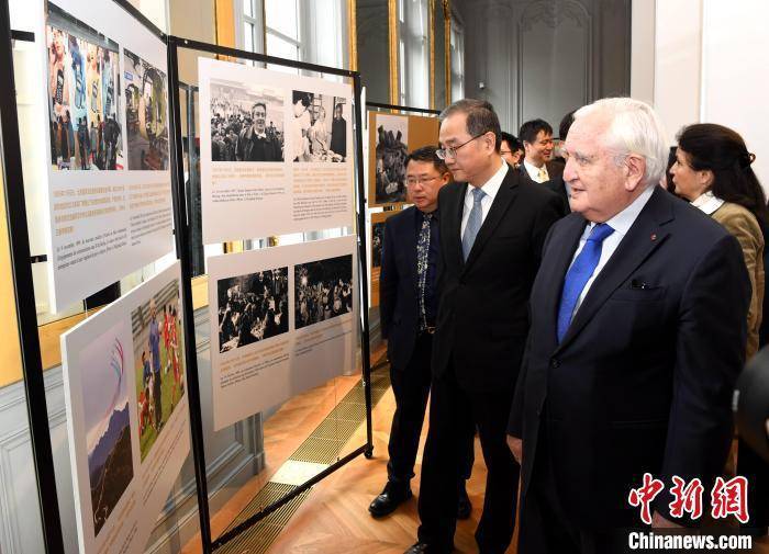 巴黎见证：中法建交主题图片展拉开友谊新序幕，中法建交主题图片展揭幕，携手共创美好未来