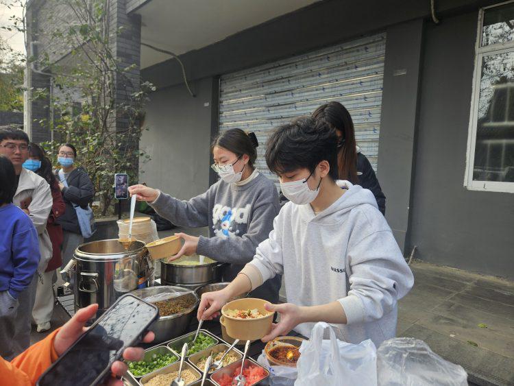 从名校学子到摆摊达人，费宇的别样人生之路，费宇：从科研困境到摆摊成就自我