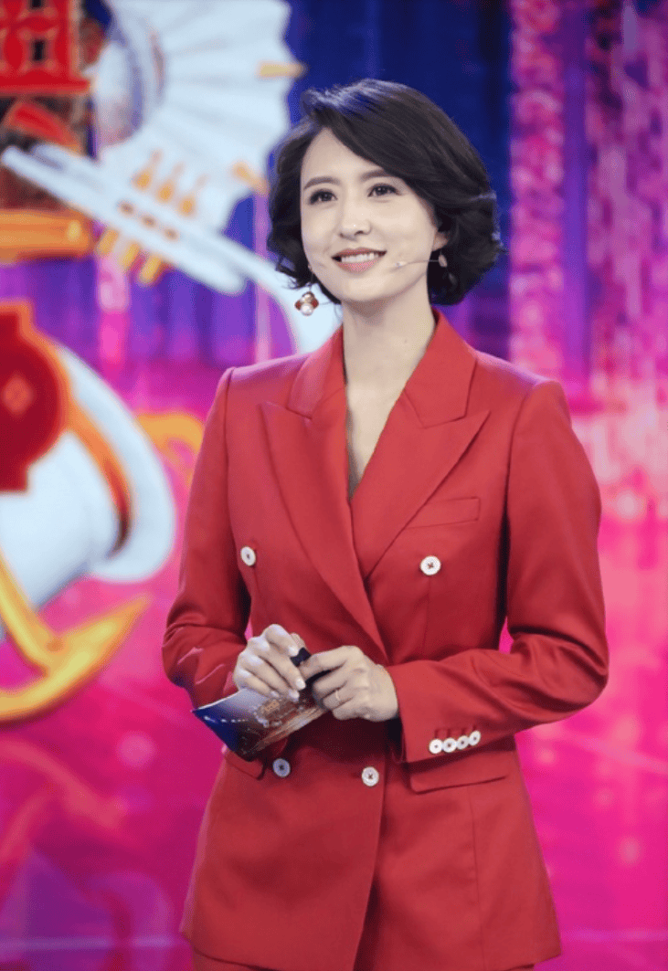 张蕾主持造型惹争议，发文表态无惧流言！ 张蕾穿搭风波：回怼诋毁，网友看法不一！