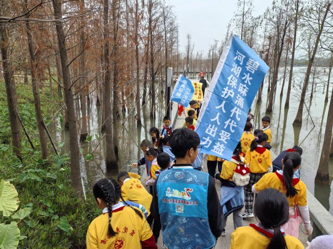 植树节里麻涌师生齐上阵，共筑绿美新家园，阳春植树正当时，麻涌师生为大地披绿装