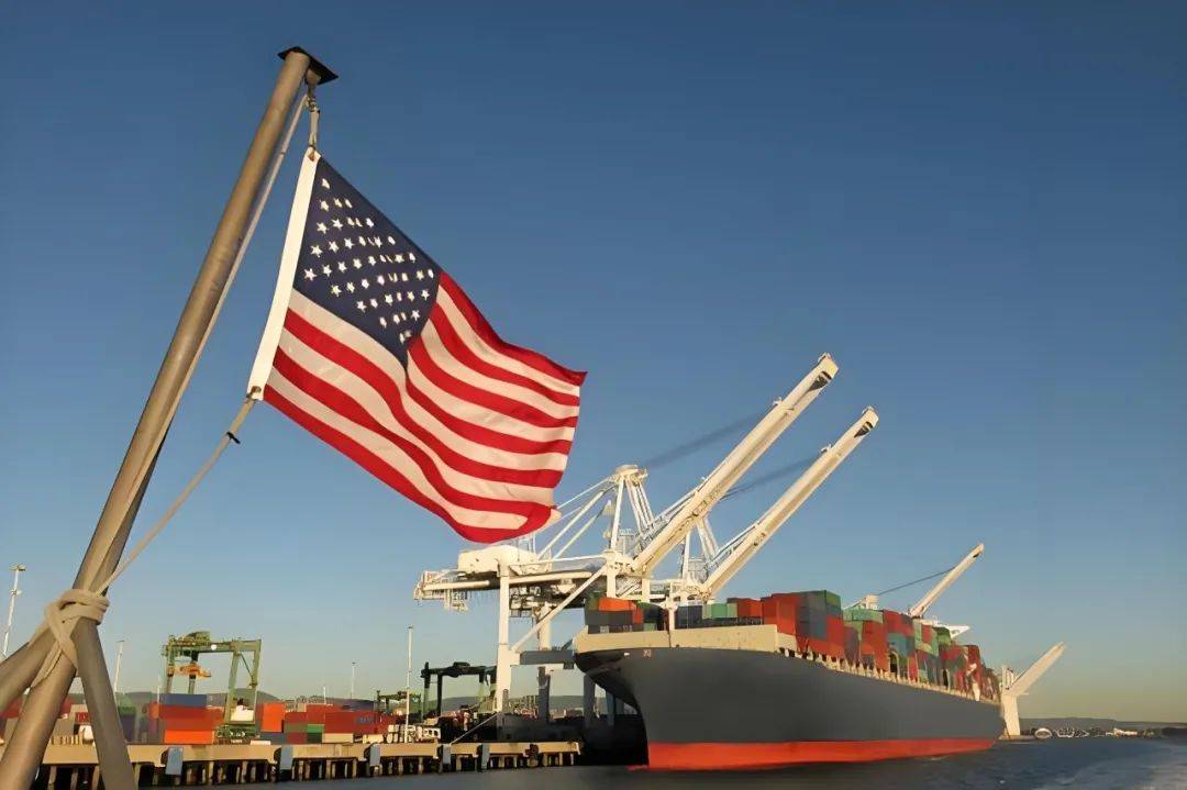 美国拟征高额港口费，全球贸易或迎“末日”危机？，美国欲遏制中国海运，却让自家企业陷入两难境地！