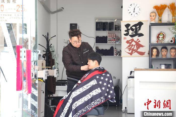 “无声发艺”：聋哑理发师的共富梦想与社会担当 从无声世界到共富舞台，“无声发匠”的精彩逆袭