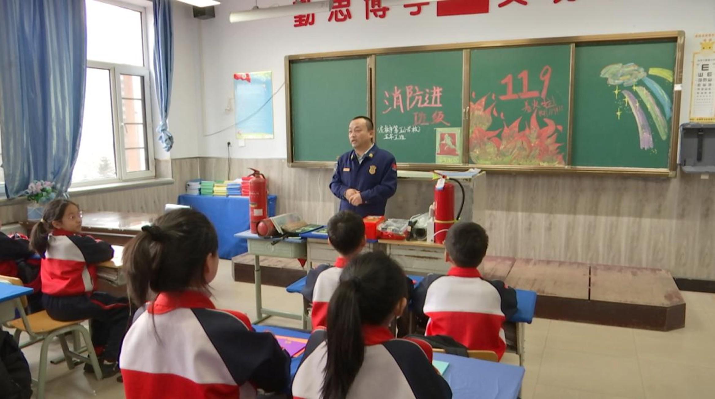 “识假辨真”：虎林消防知识进校园守护师生安全 消防知识走进虎林校园，为学生安全添保障