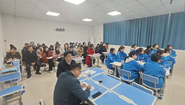 3. 聚焦西安普通高中新课改，优质课评课活动促教师成长！ 4. 西安新课改优质课现场评课活动：为教师专业发展添动力！