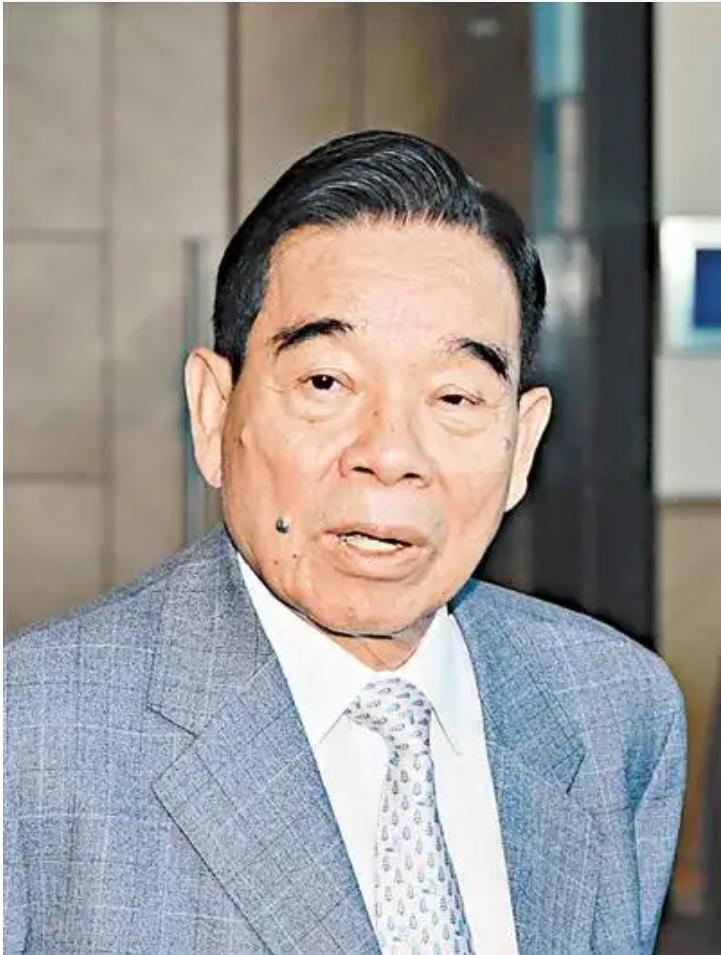 李嘉诚卖港被群议，霍启刚两会发言显家国情，李嘉诚卖全球43港遭批，爱国商人标准几何？