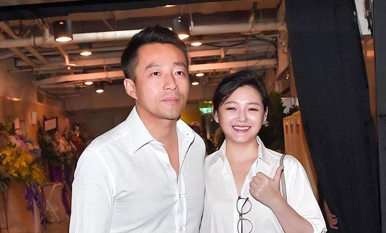 汪小菲女儿夜市朴素装扮引热议，背后真相几何？ 小玥儿夜市着装成焦点，成长背后藏着多少故事？