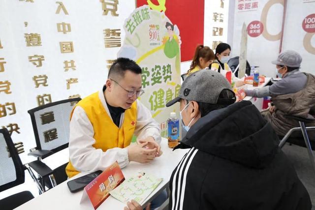 “3·5”学雷锋日，普陀区利群医院的健康守护行动